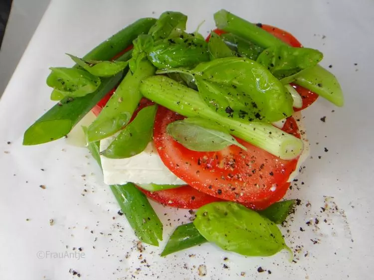 Feta mit Tomaten und Frühlingszwiebeln überbacken