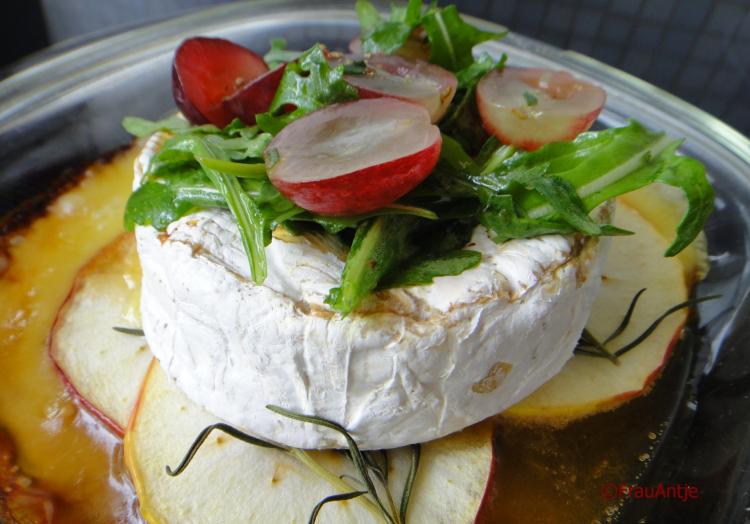 Backofen-Camembert mit Weintraubensalat | Kochmeister Rezept