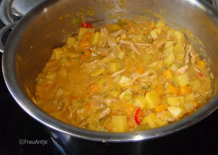 Scharfes Kotelett-Kartoffel-Kürbis-Curry auf thailändische Art