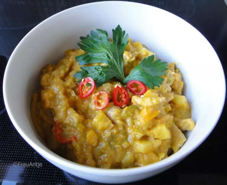 Scharfes Kotelett-Kartoffel-Kürbis-Curry auf thailändische Art