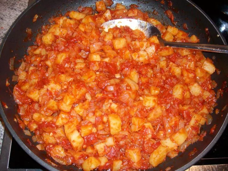 Kartoffeln in pikanter Tomatensoße