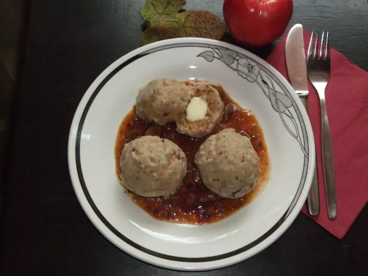 Semmelknödel nach Oma`s Art mit Zwiebeln/Schinken und Käsefüllung