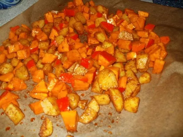 Gebackene Kartoffel-Kürbis-Würfel mit Sellerie-Lauch-Gemüse und Seitan