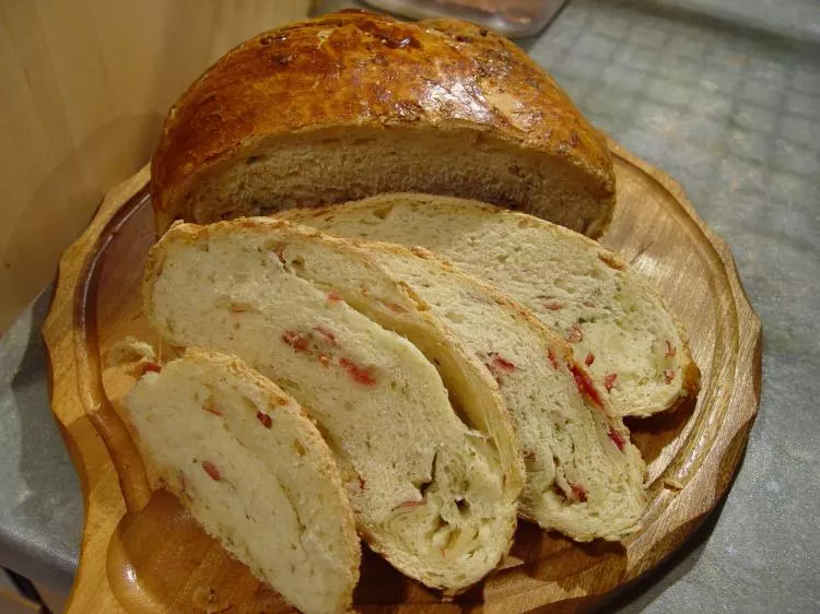 Salami-Kräuterbrot