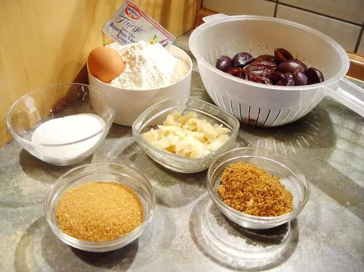 Pflaumenkuchen mit Marzipan