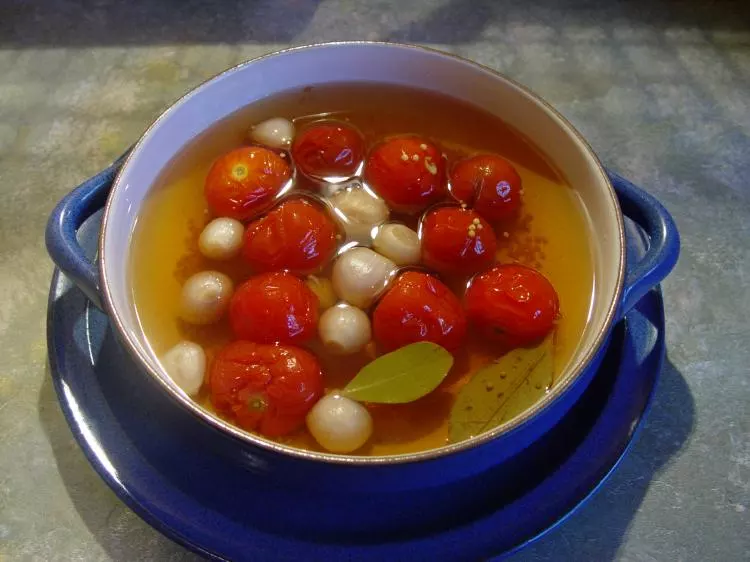 Süßsaure Tomaten mit Zwiebeln