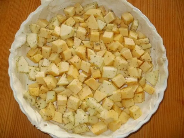 Steckrüben-Quiche mit Apfel und Camembert