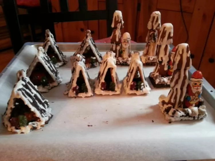 Häuschen,Schneemann und Weihnachtsdeko 