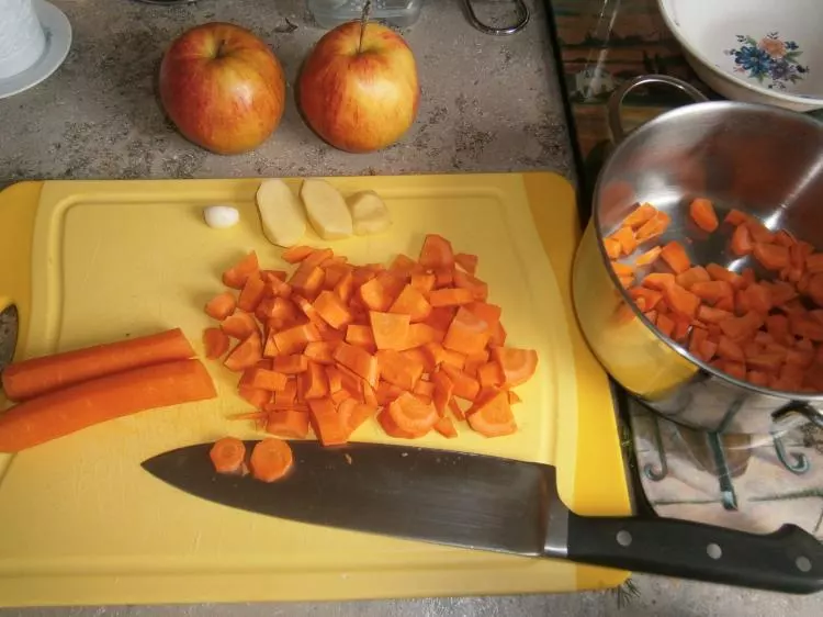 Apfel-Möhren-Suppe mit Met und Dill