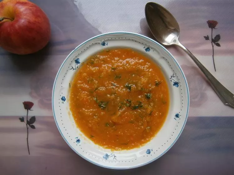 Apfel-Möhren-Suppe mit Met und Dill