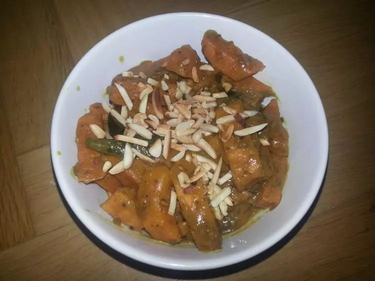 Süßkartoffel-Curry mit Vanille und Mandeln