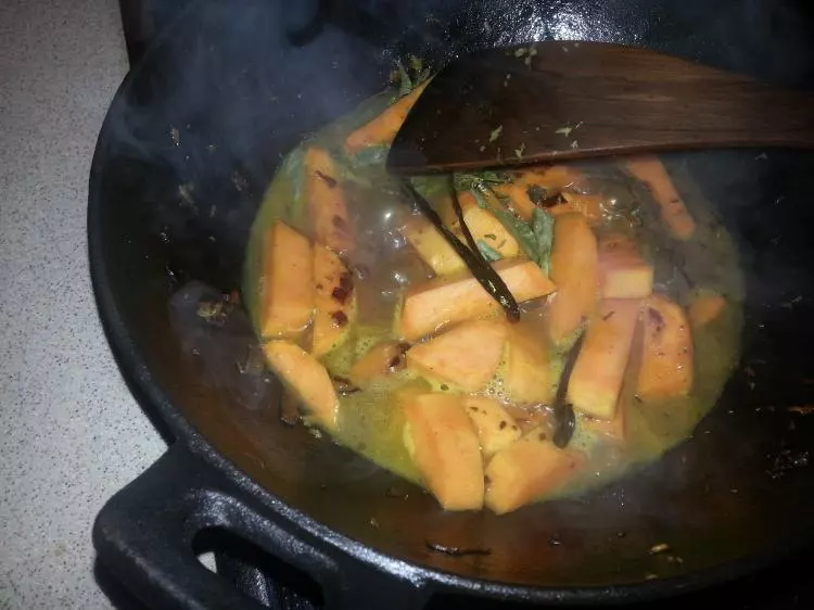 Süßkartoffel-Curry mit Vanille und Mandeln