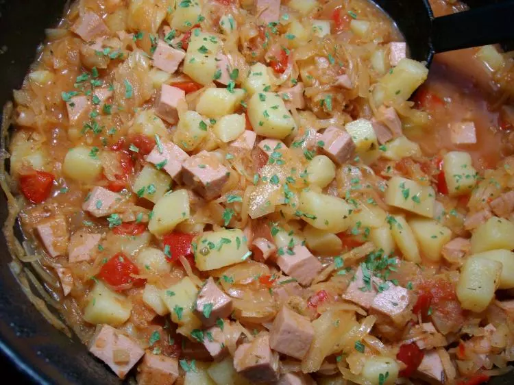 Sauerkraut-Gulasch mit Fleischwurst