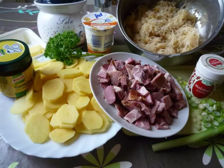 Würziger Kasseler-Auflauf mit Béchamelkartoffeln und Semmelkruste