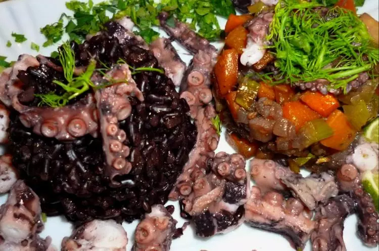 Octopus an lauwarmen Wurzelgemüse-Salat mit Zitronenreis