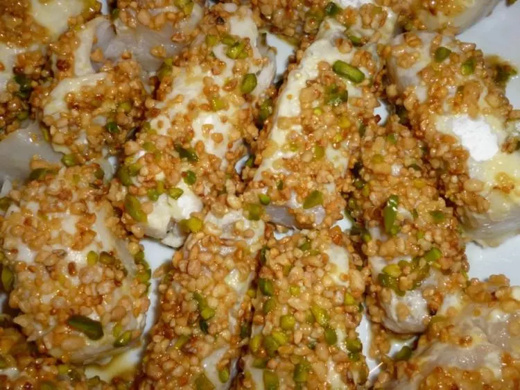 Knusprige Seehecht-Spiesse mit Gemüse-Streifen und Reis