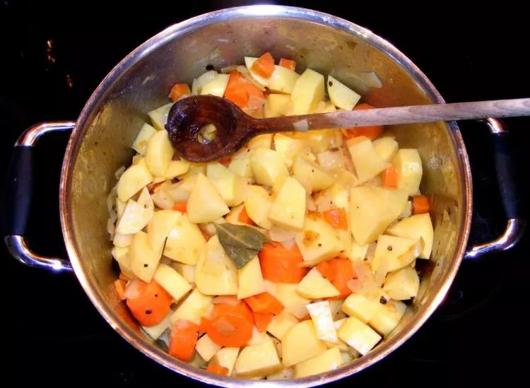 Kartoffelsuppe mit Kräutern | Potatosoup with Herbs