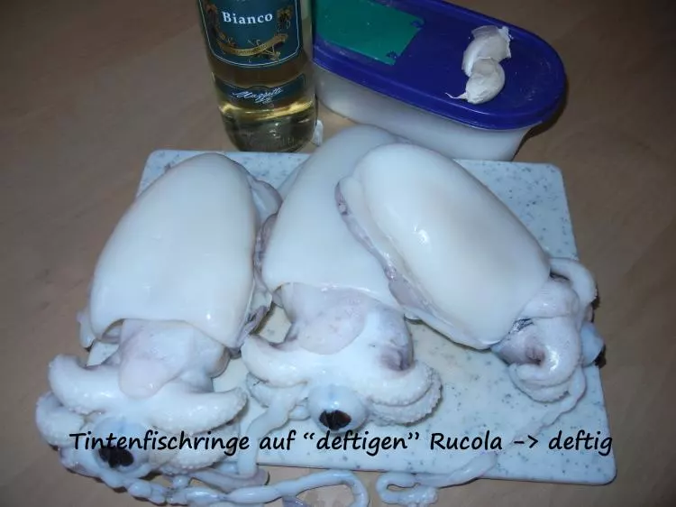 Tintenfischringe auf "deftigen" Rucola