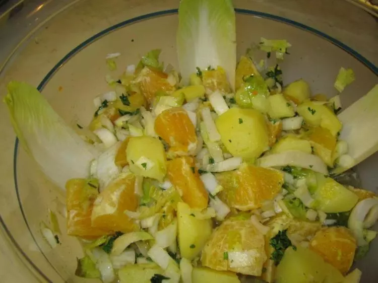 Warmer Chicoreesalat mit Orangen und Kartoffeln