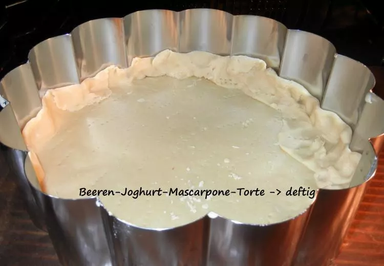 Beeren-Joghurt-Mascarpone-Torte