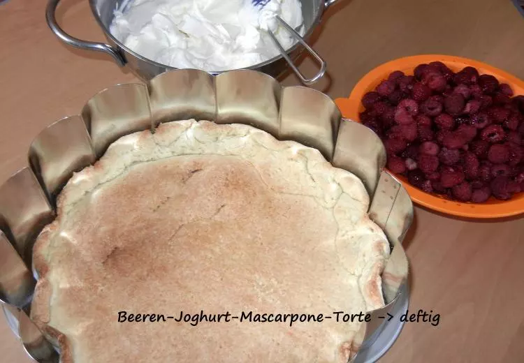 Beeren-Joghurt-Mascarpone-Torte