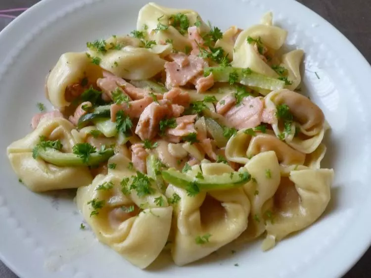 Tortellini mit Lachs und Zucchini