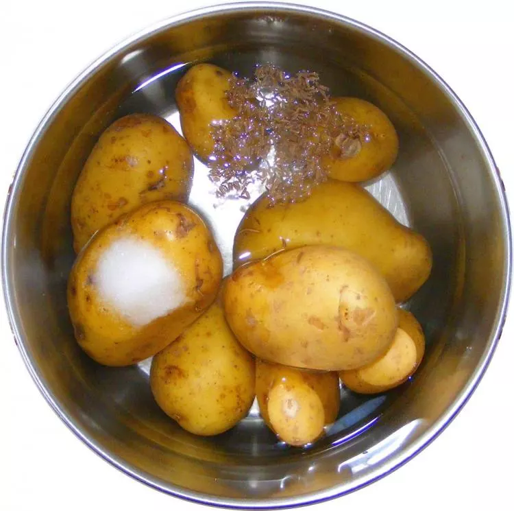 Warmer Kartoffelsalat mit grünen Bohnen und Speck 