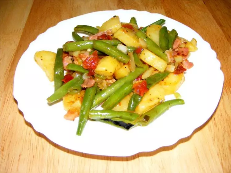 Warmer Kartoffelsalat mit grünen Bohnen und Speck 