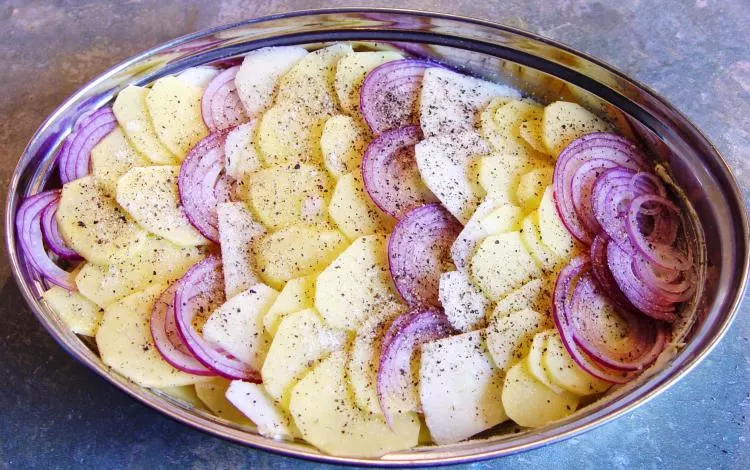 Schweinefilet an Pfefferrahmsauce mit einem köstlichen Kartoffel-Apfelgratin