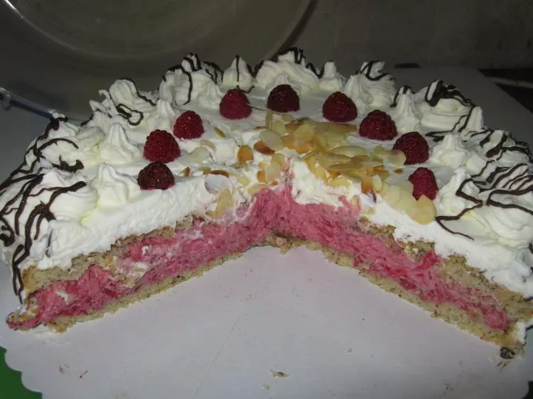 Feine Himbeer-Sahne-Torte