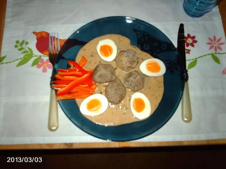 Champignon-Grießklößchen mit Eiern in Estragon-Senfsauce  