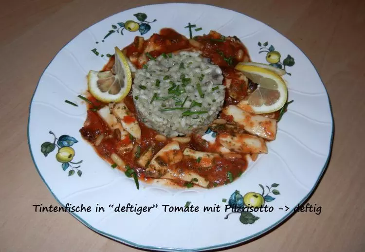 Tintenfische in "deftiger" Tomate mit  Pilzrisotto