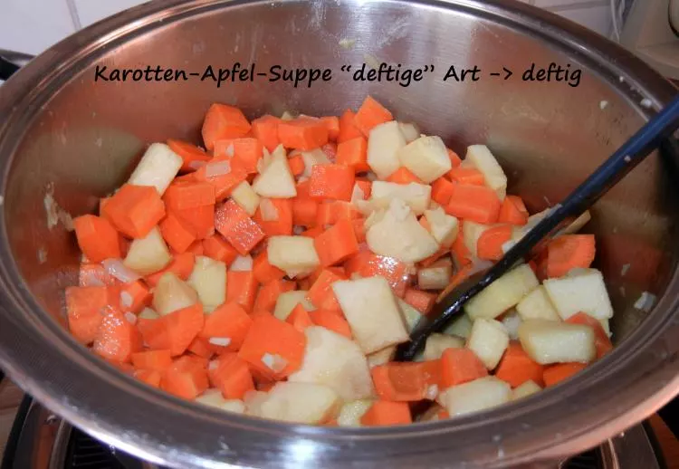 Karotten-Apfel-Suppe  "deftig"