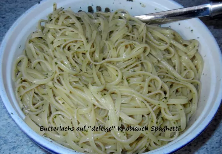 Butterlachs auf "deftigen" Knoblauch Spaghetti