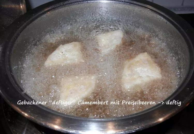 Gebackener "deftiger" Camembert mit Preiselbeeren