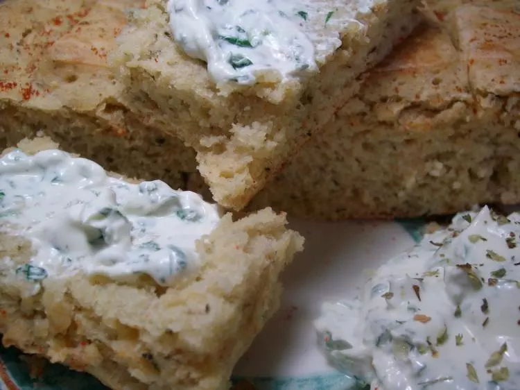 Kartoffelbrot mit Oregano und Kräuter-Schmand -Dip