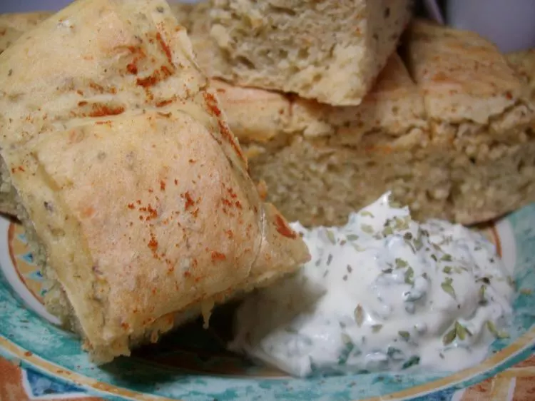 Kartoffelbrot mit Oregano und Kräuter-Schmand -Dip