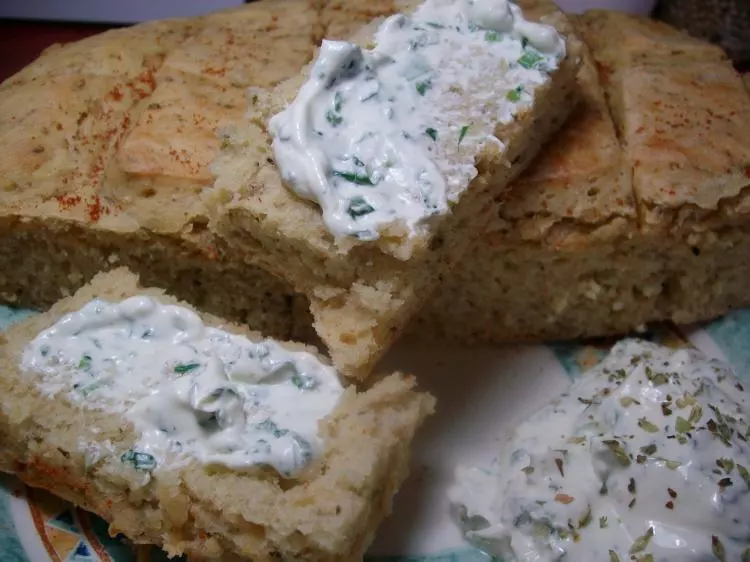 Kartoffelbrot mit Oregano und Kräuter-Schmand -Dip