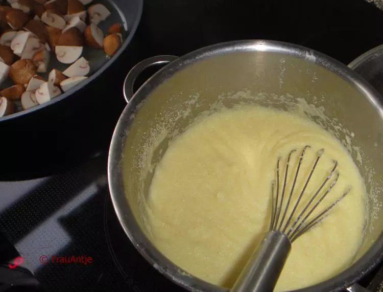 Herzhafter Champignon-Grießpudding mit Austernpilz-Rahmsauce