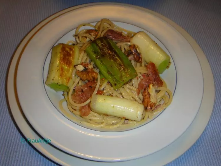 Spaghetti mit Lauch und Parmaschinken/Parmesanlocken