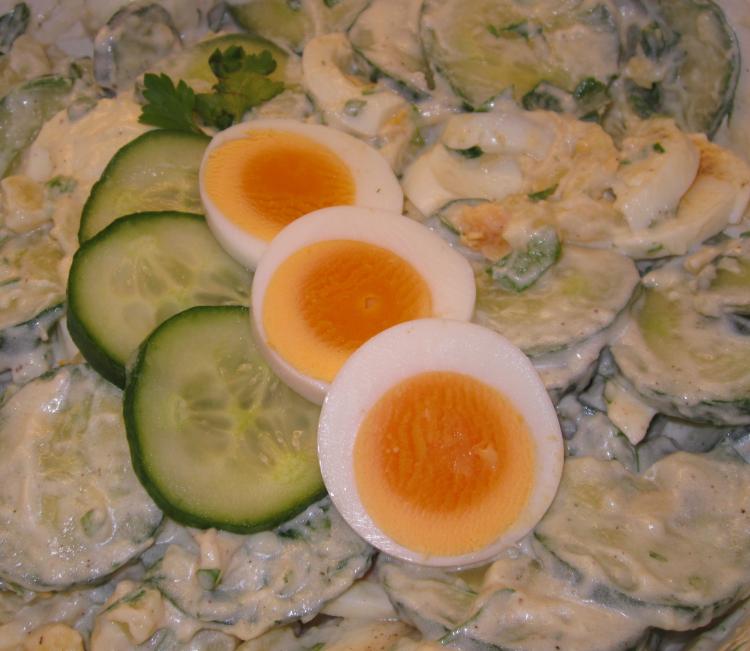Feiner Gurken-Kartoffelsalat mit Ei