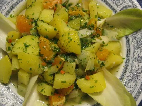 Warmer Chicoreesalat mit Orangen und Kartoffeln