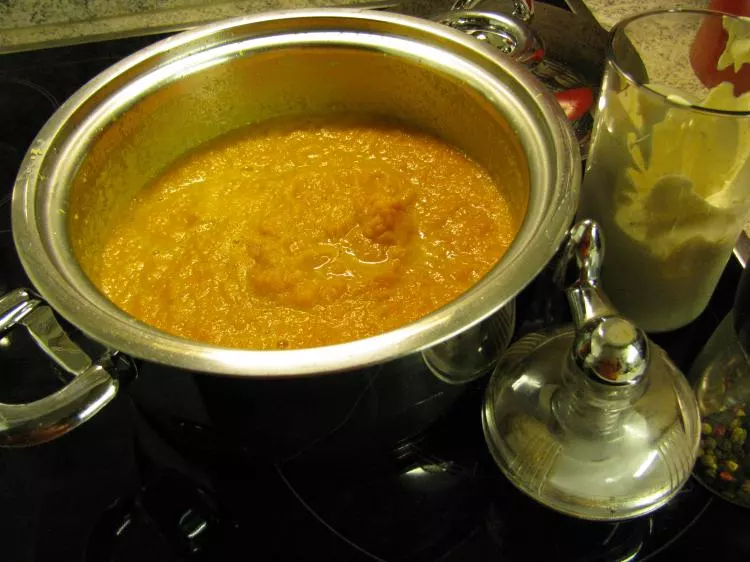 Karottencremesuppe mit Curry-Sahne-Häubchen