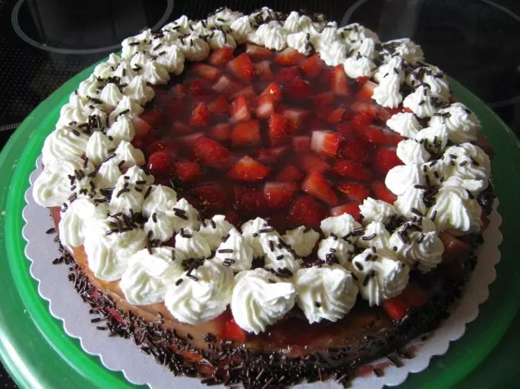 Erdbeer-Schokoladen-Biskuit-Torte