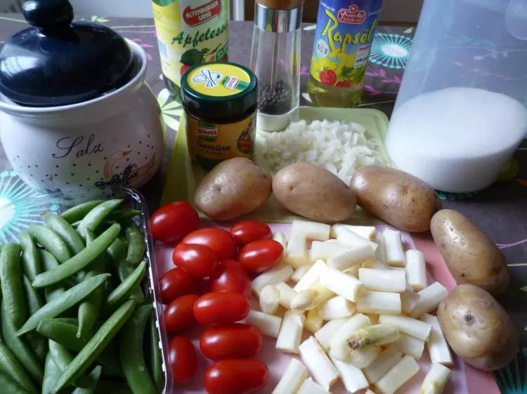 Bunter Kartoffelsalat mit viel Gemüse