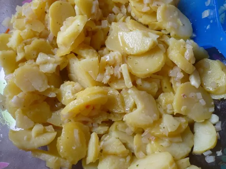 Bunter Kartoffelsalat mit viel Gemüse