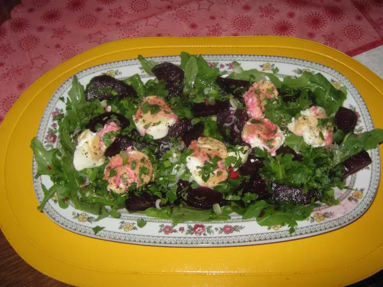 Karamelisierte Rote Bete mit Ziegenkäsetaler auf Salat