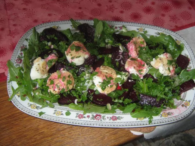 Karamelisierte Rote Bete mit Ziegenkäsetaler auf Salat