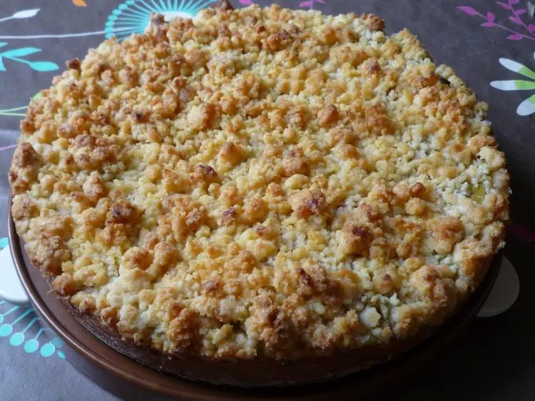 Rhabarber-Kuchen mit Marzipan-Streuseln