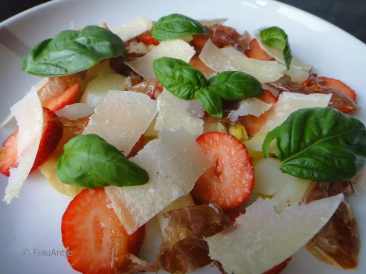 Spargel-Erdbeer-Salat mit Parmaschinken und Käse